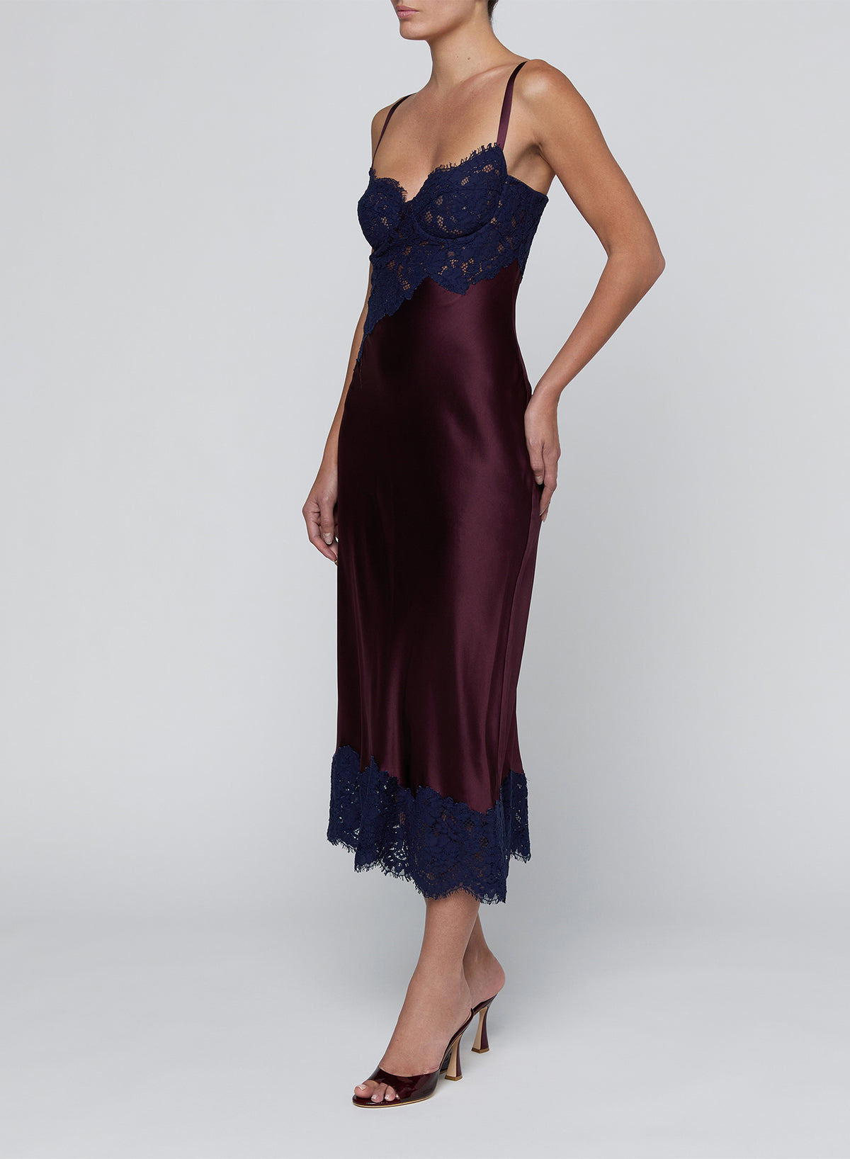 ARAMINTA LACE APPLIQUE DRS
